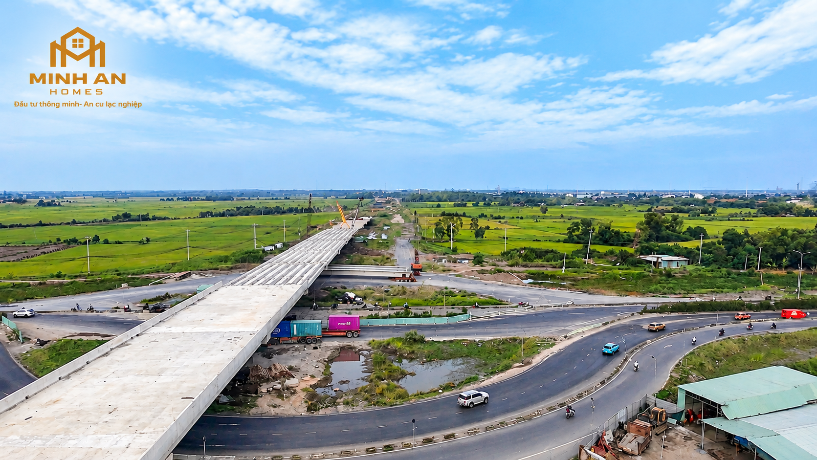 Cầu vượt bắc qua quốc lộ 22 đã lắp dầm nhưng hạng mục đường dẫn, đường kết nối chưa thi công