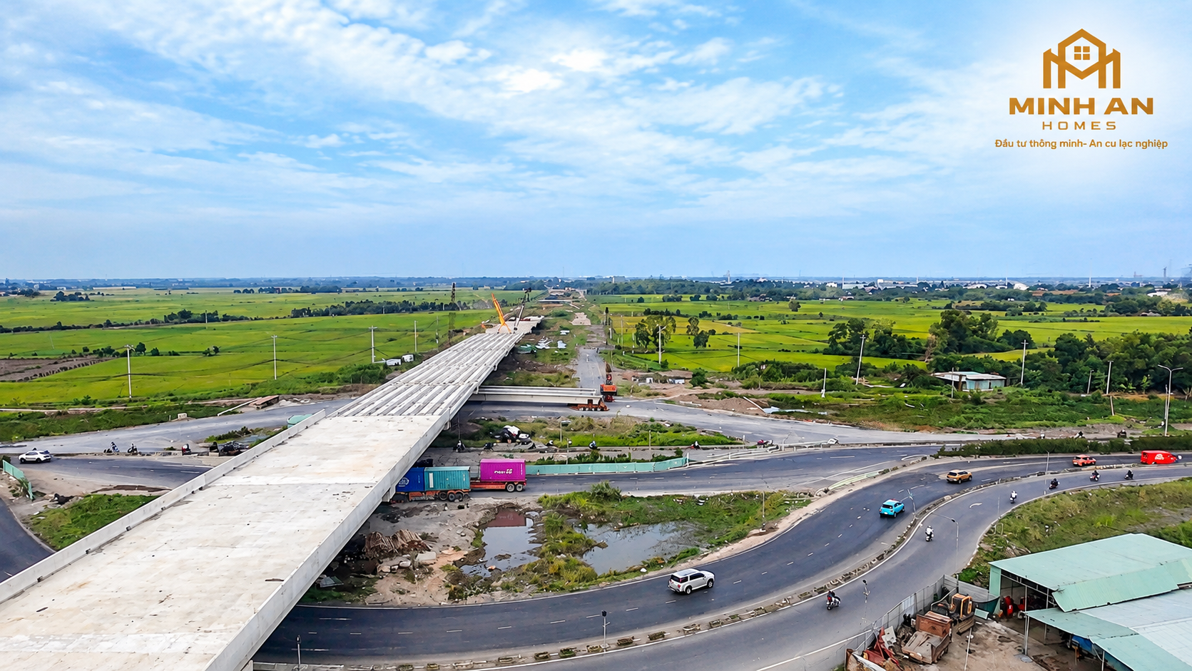 Cầu vượt bắc qua quốc lộ 22 đã lắp dầm nhưng hạng mục đường dẫn, đường kết nối chưa thi công